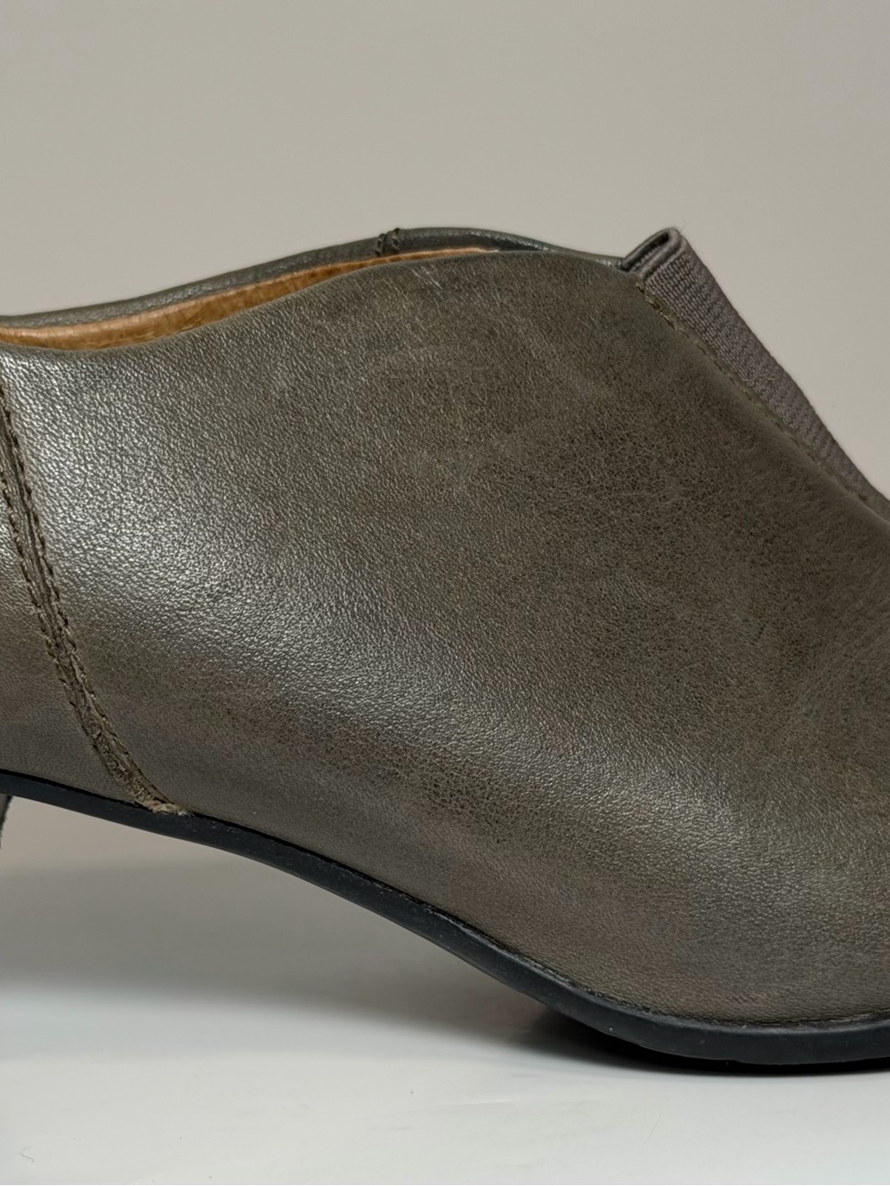 Taos "Gorgeous" Taupe Leather Heeled Slip-On Booties 8.5 39 - LIKE NEW!